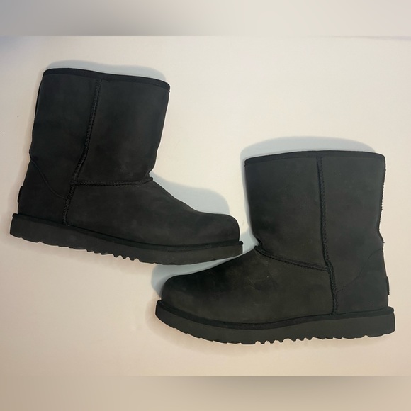 UGG Women's Classic Short II Boot, Black - Picture 14 of 16